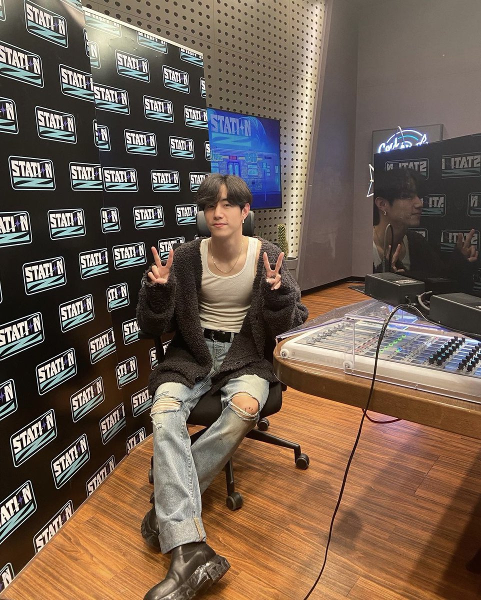 6umop's tweet photo. เกาหลีทำไมมันร้อนแรงขนาดนี้ ..
He is on fire 🔥 #MarkTuan 
#MarkTuanOnStationZ @marktuan https://t.co/J8kj6lHpH7