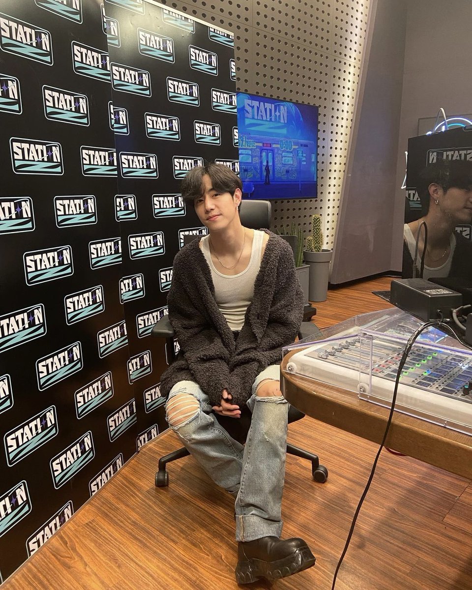 6umop's tweet photo. เกาหลีทำไมมันร้อนแรงขนาดนี้ ..
He is on fire 🔥 #MarkTuan 
#MarkTuanOnStationZ @marktuan https://t.co/J8kj6lHpH7