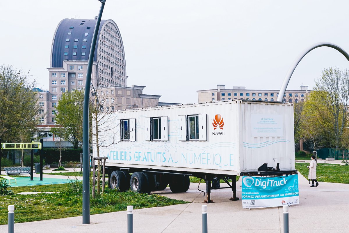 .<a href="/HaraldPoillot/">Reveillons Ensemble Bussy</a>, adjoint au maire de <a href="/VilleNoisy/">Ville de Noisy-le-Grand</a> et <a href="/Patrice_Anato/">Patrice Anato</a>, député de Seine-Saint-Denis ont visité le #DigiTruck avec <a href="/LindaHan2019/">HAN SHUO(Linda)</a>, déléguée générale de Huawei en France et Jean Deydier, directeur de <a href="/WeTechCareORG/">WeTechCare</a>. 🚚 Le camion est à Noisy-le-Grand jusqu’au 16/04. 👨‍💻💻