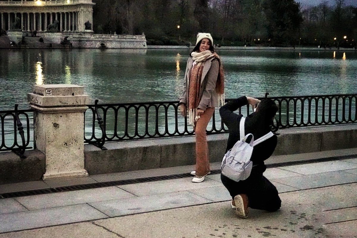 4/52 LA HORA AZUL. Es ese momento entre el fin de la luz de dia (puesta de sol) y el crepúsculo náutico.  No dura una hora, depende de la estación del año y la ubicación dónde te encuentres. C uando está tomada la fotografía, la hora azul comenzó a las 19:50 y acabó a las 20:00.