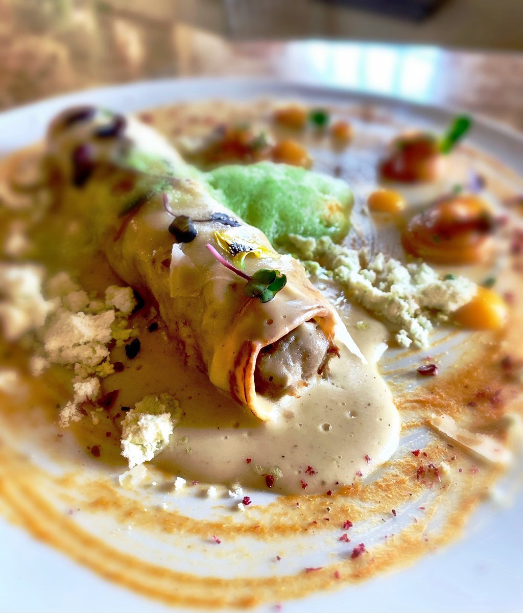 VoladorPa's tweet photo. #canelo de #galtadeporc amb crema de moniato i velouté d’#idiazabal Gaudir dels migdies al #pavolador #pavoladorestaurant. #cuinasana #cuinabona #cuinamaca #figueres #bonprofit https://t.co/NWr1GpTrwf