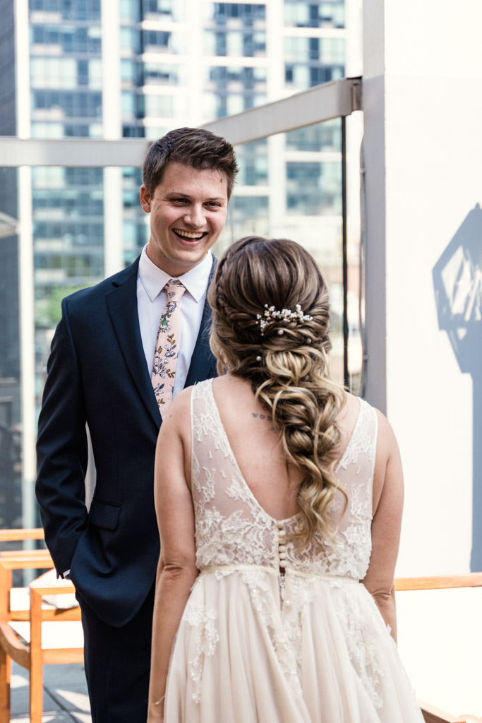 The groom's reaction from this first look 😍

📸: emullinsphotogram