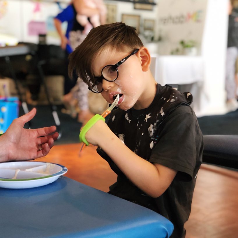 eazyhold's tweet photo. Look at Owen bringing the spoon to his mouth!! 🙌🏼 Self feeding is tricky, today he brings the spoon to his mouth with food on it, amazing! He may not have taken that much in but it’s progress!
#Lissencephaly #Epilepsy #QUADCP #CVI #GDD #cerebralpalsy #humpday #rehabME #OT https://t.co/S65LxGUH2g