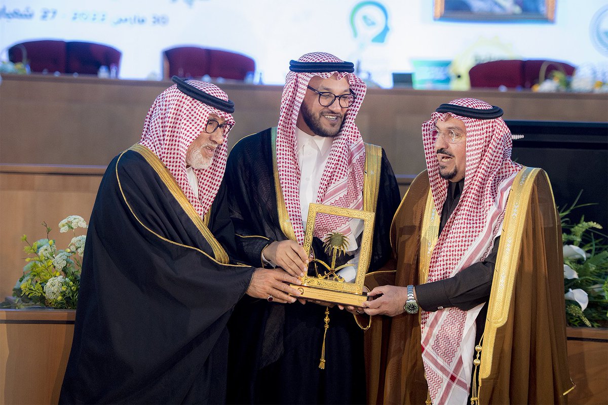 سمو #امير_القصيم يهنئ الفائز سلمان الانصاري في الحساب الاجتماعي الإيجابي بـ #جائزة_المحتوى_الاعلامي_الرقمي بوسائل التواصل الاجتماعي . 
<a href="/Salansar1/">Salman Al-Ansari | سلمان الأنصاري</a>