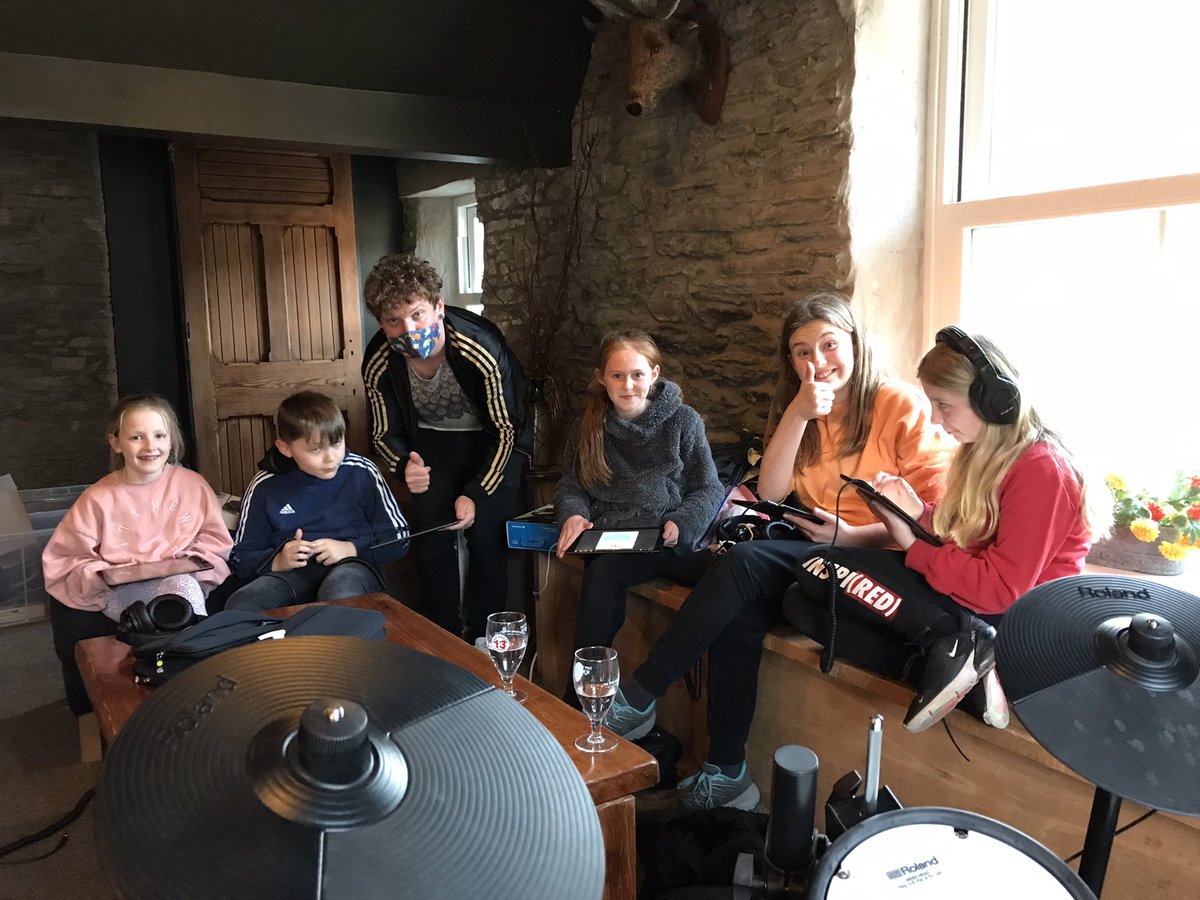 CeLLBlaenau's tweet photo. Diolch enfawr i @CyngorGwynedd a @LlywodraethCym am rhaglen #GaeafLlawnLles dros 40 o blant a pobol ifanc wedi elwa o’r cynllun wych ma! #celf #cerddoriaeth #ffilmio #recordio #sglefyrddio #graffiti #darlledu anhygoel 😎🤘 https://t.co/I3Jd4Z6Uxl