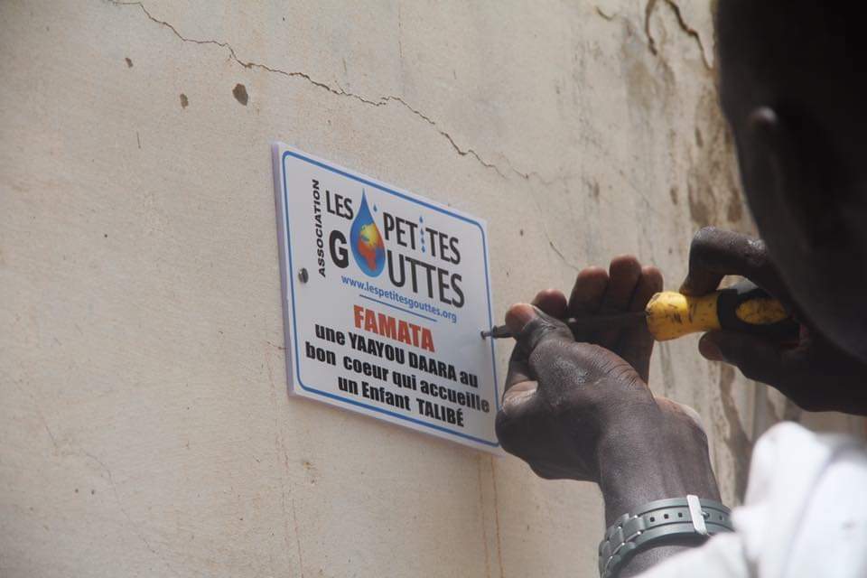 JJ_PG_Extase's tweet photo. Mais en attendant, les talibés du daara Ndao, soit une vingtaine de garçons de 7 à 16 ans prennent soin de leurs plantes. Les enfants peuvent se servir et on revend le reste aux yayous daaras qui le réutilisent dans les repas qu'elles préparent pour les enfants https://t.co/Pxx9YZf1HE