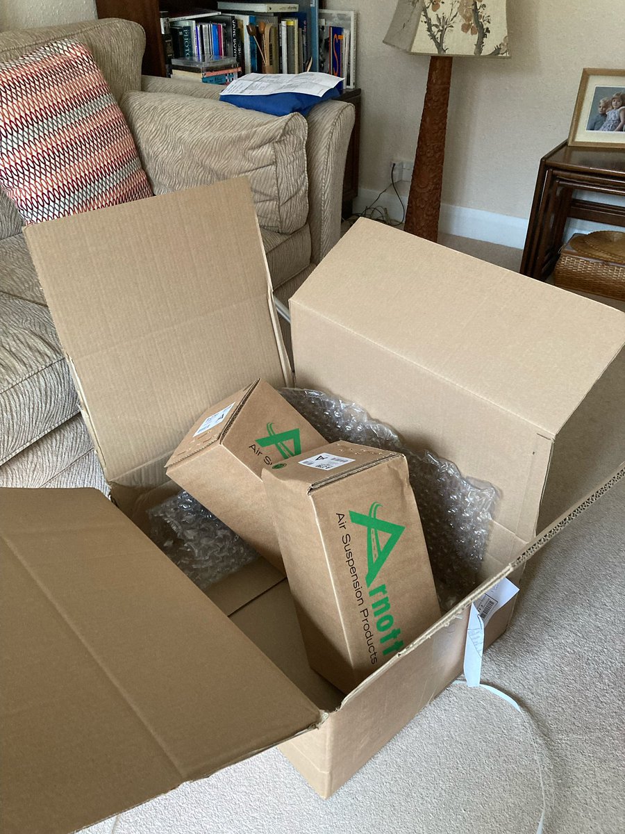 DavidPWilley's tweet photo. @Thefunkypigeon very disappointed that elderly mum didn’t receive her Flowers instead received Car Parts no response from @Thefunkypigeon dpd collected car parts but still no Flowers and now one elderly Mum with no Flowers !!!!! #disgusting https://t.co/MY2E9YaHrn
