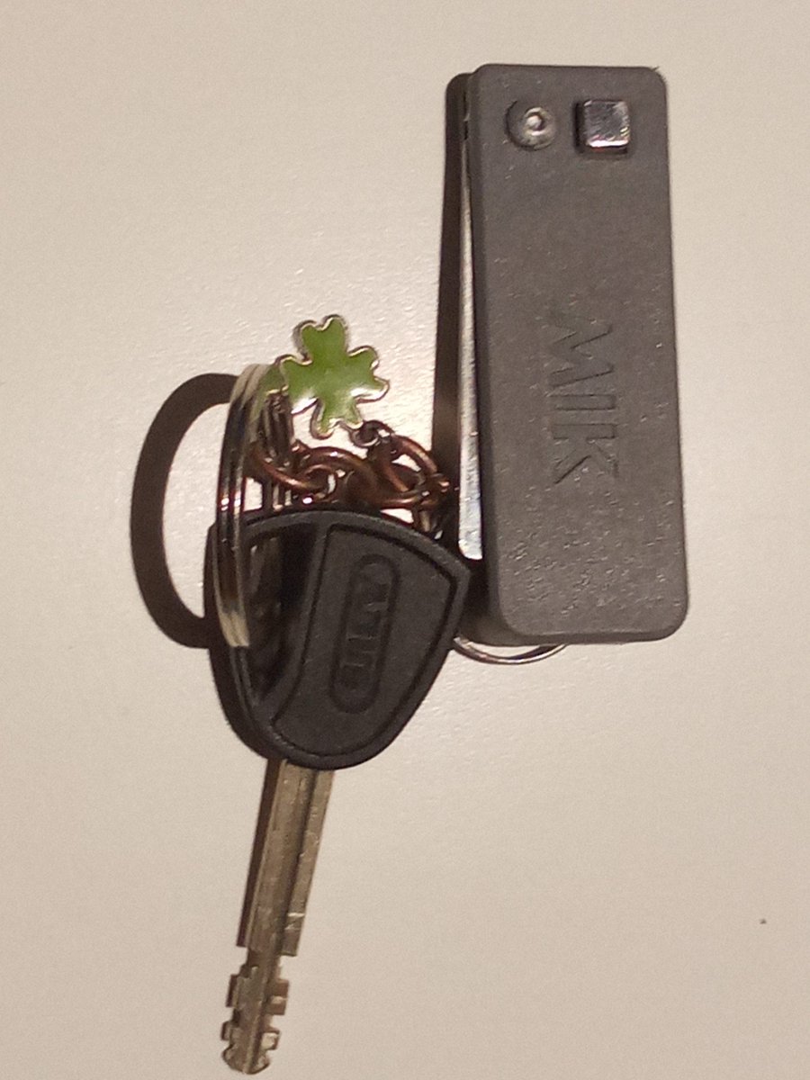 DasFundburo's tweet photo. Schlüssel-Schlüssel lag auf Verteilerkasten -https://t.co/AnPoPY9egv https://t.co/H4bKzoYEvm