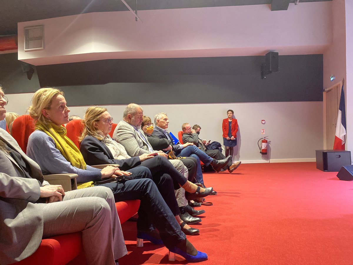 jeunesmacron34's tweet photo. 🗣 Hier les #Jam34 étaient avec les @JeunesMacron11 pour un meeting avec @R_Bachelot
Un moment d’échange et de débat avec notre Ministre sur le bilan d'@EmmanuelMacron @JeunesMacron #Presidentielle2022 #macron2022 #jam https://t.co/iAXPaiNsx0