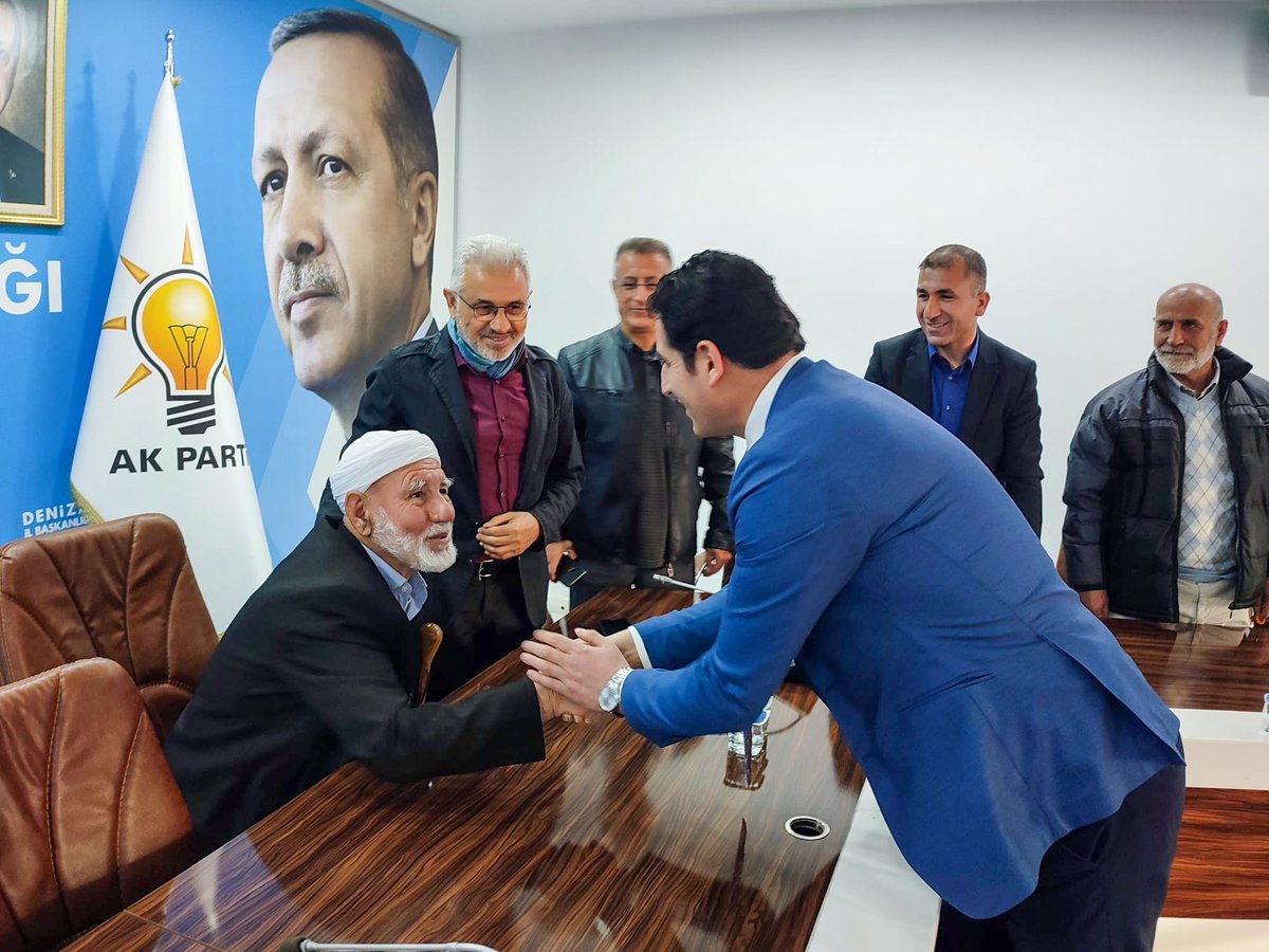 akpartidenizli's tweet photo. İl Başkanımız Sayın Yücel Güngör, Batman ilinden Molla Muhammed Ali Koyun ailesini il başkanlığımızda kabul etti.

Nazik ziyaretleri için kendilerine teşekkür ediyoruz. https://t.co/eMrw2zzatI
