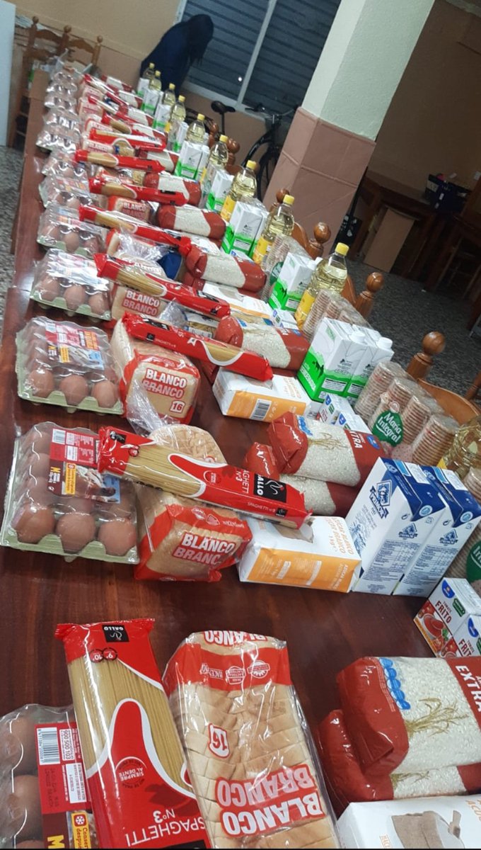 ca_saforaui's tweet photo. La Xarxa Popular d'aliments continua amb els repartiments setmanals a les famílies que ho necessiten i que estan implicades en la #SolidaritatDeClasse https://t.co/iIyM74VX0w