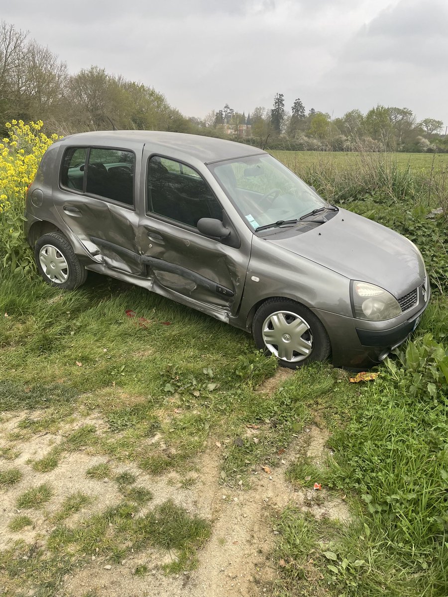 Melaniehbt13's tweet image. Bonjour, je suis à la recherche d’informations, de quelqu’un qui aurait peut être vu quelque chose. J’ai retrouvé ma voiture complètement enfoncée sur le parking de covoiturage des landes d’Apigné. Ce serait apparemment une 207 grise. RT svp