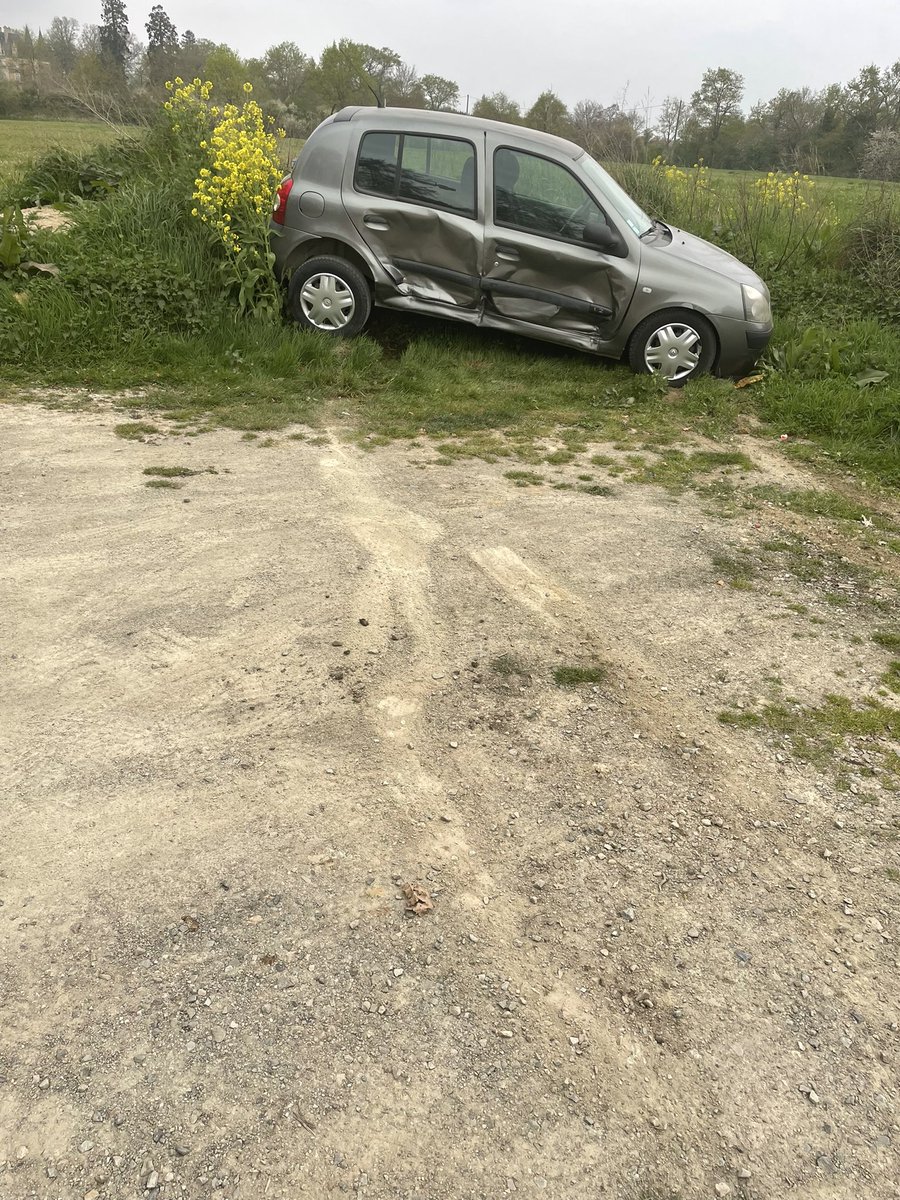 Melaniehbt13's tweet image. Bonjour, je suis à la recherche d’informations, de quelqu’un qui aurait peut être vu quelque chose. J’ai retrouvé ma voiture complètement enfoncée sur le parking de covoiturage des landes d’Apigné. Ce serait apparemment une 207 grise. RT svp