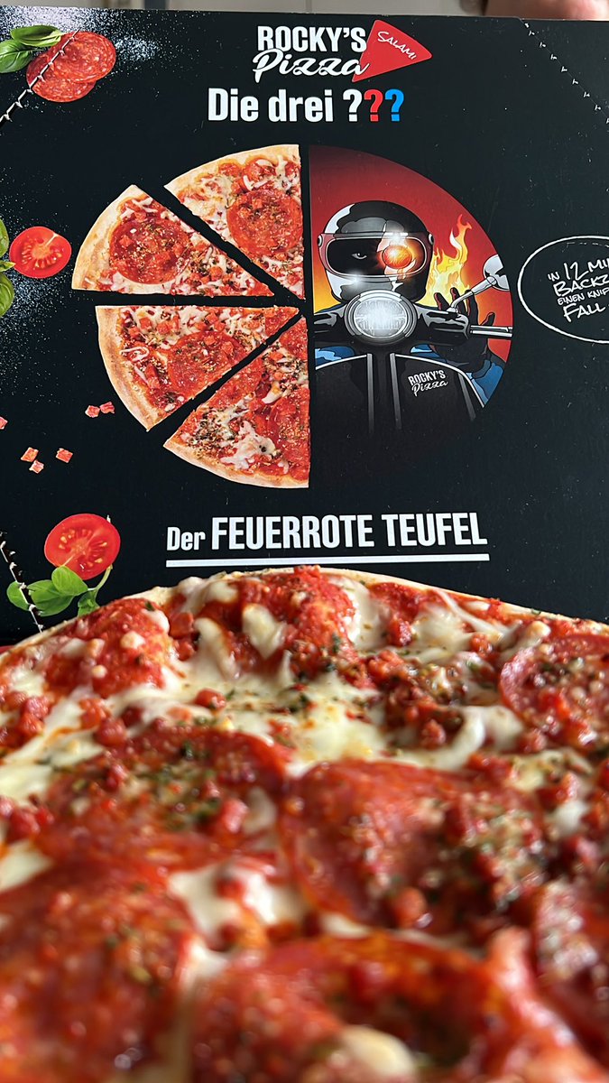spezialgelagert's tweet photo. Warum gibt es eigentlich nicht drei verschiedene Pizzen? Blauschimmel zb?! #diedreifragezeichen #pizza #selbstversuch https://t.co/MVklbBbkxa