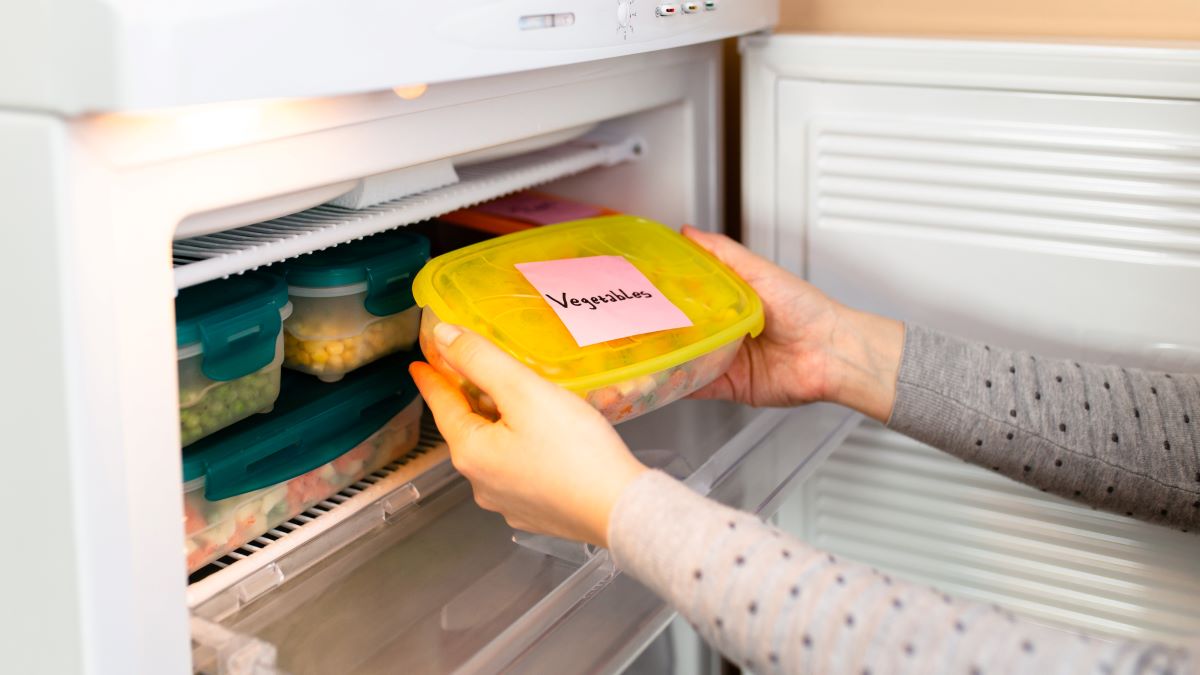Earth911's tweet photo. A great way to avoid food waste: Wrap any ingredients or meals you don't use in reusable packaging and pop them in the freezer, ready for the next meal!
#Livegreen #Sustainable #Savefood #Foodwaste #Reduceyourimpact #Sustainability #Avoidfoodwaste
https://t.co/p25T6TprFk https://t.co/hCiTPHThEc