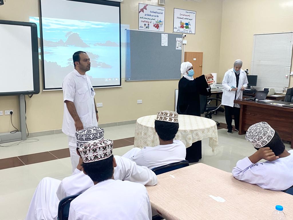 بمناسبة الأسبوع الخليجي لصحة الفم والأسنان وبتنظيم من ممرض المدرسة خالد الهاشمي، قدم مركز صحي الكامل ممثلاً بعيادة الأسنان عدة محاضرات وفيديوهات توعوية وتطبيق عملي لتنظيف الأسنان بطريقة صحيحة وتوزيع منشورات صحية وقد شارك مركز المعمورة لطب الأسنان هذه الفعالية.