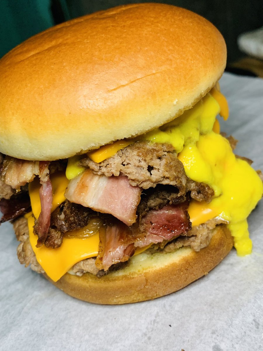 Delicioso smash cheddar bacon 3 carnes..

Insta:  boushdelivery