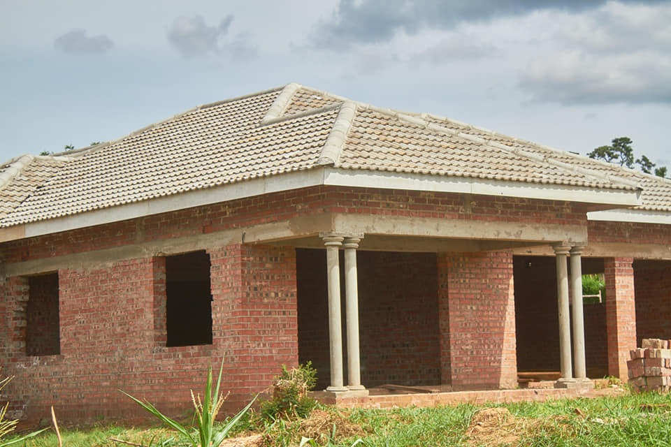 Greencityconst1's tweet photo. Give us bricks and cement, we give you a house. This is who we are! We build and we build green. 
#buildbackhome 
#construction 
#onemillionhousesforzimbabwe 
#build 
@TyronMasendu https://t.co/sYE0wHYb65