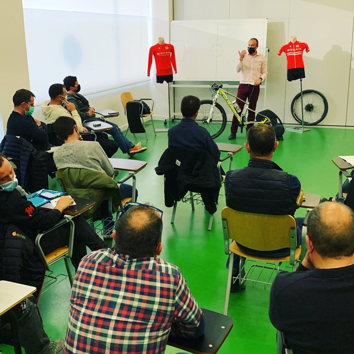 custom4us's tweet photo. Taller sobre lesiones más comunes en MTB de la mano de la Federación Bizkaina de Ciclismo. 

#ciclismo #mtb #biomecanica #bikefit #bikefitting #dolordeespalda #dolorderodilla #dolorcervical #dolordepies #sillin #manillar https://t.co/7P9ydyI3CB