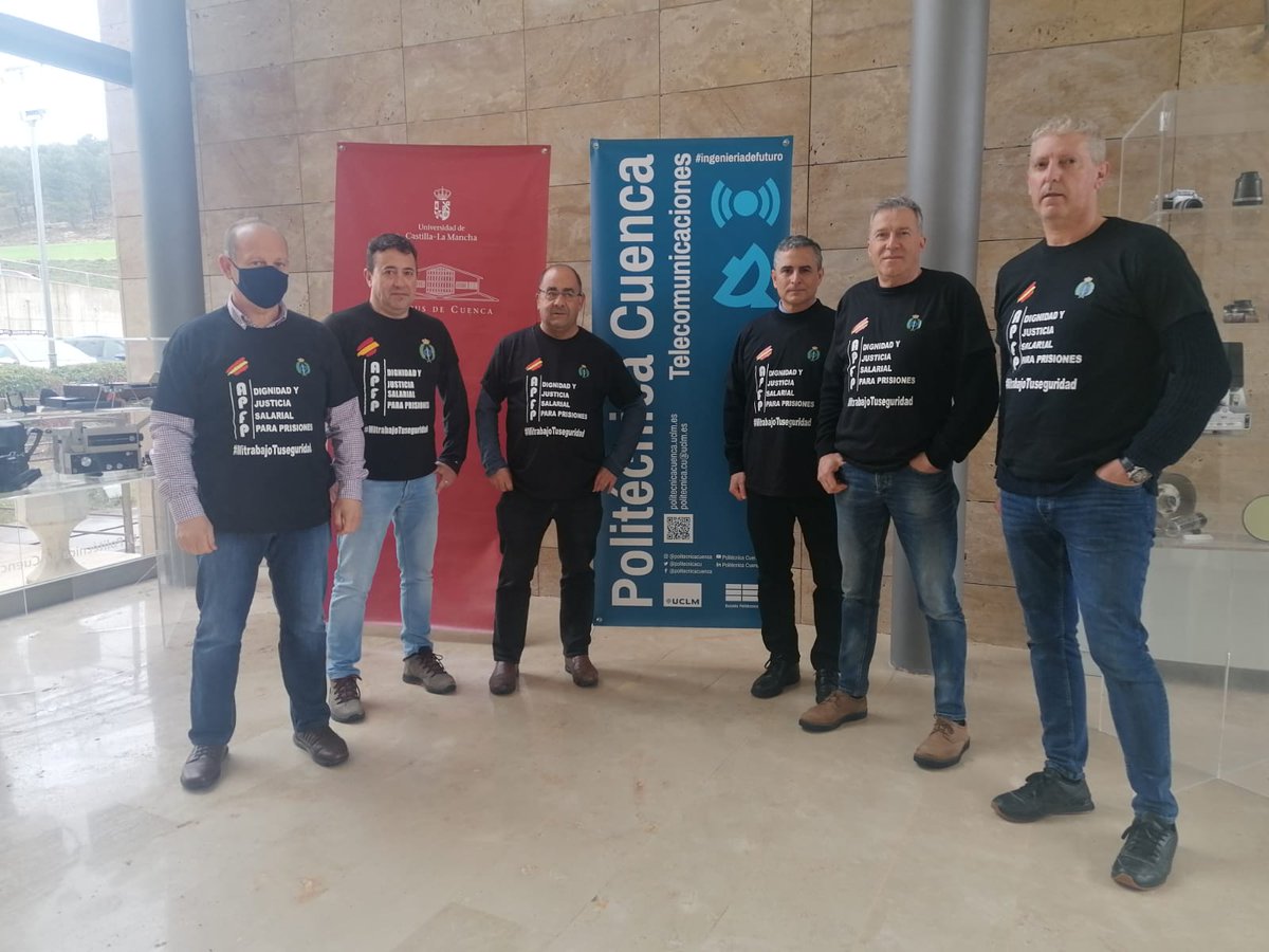 Hoy compañeros de APFP se han desplazado al centro de estudios penitenciarios en Cuenca para explicar a nuestros nuevos compañeros que hay otra forma de sindicalismo
Sin liberados
Sin subvenciones
Por mejorar #sosprisiones 
#Mitrabajotuseguridad