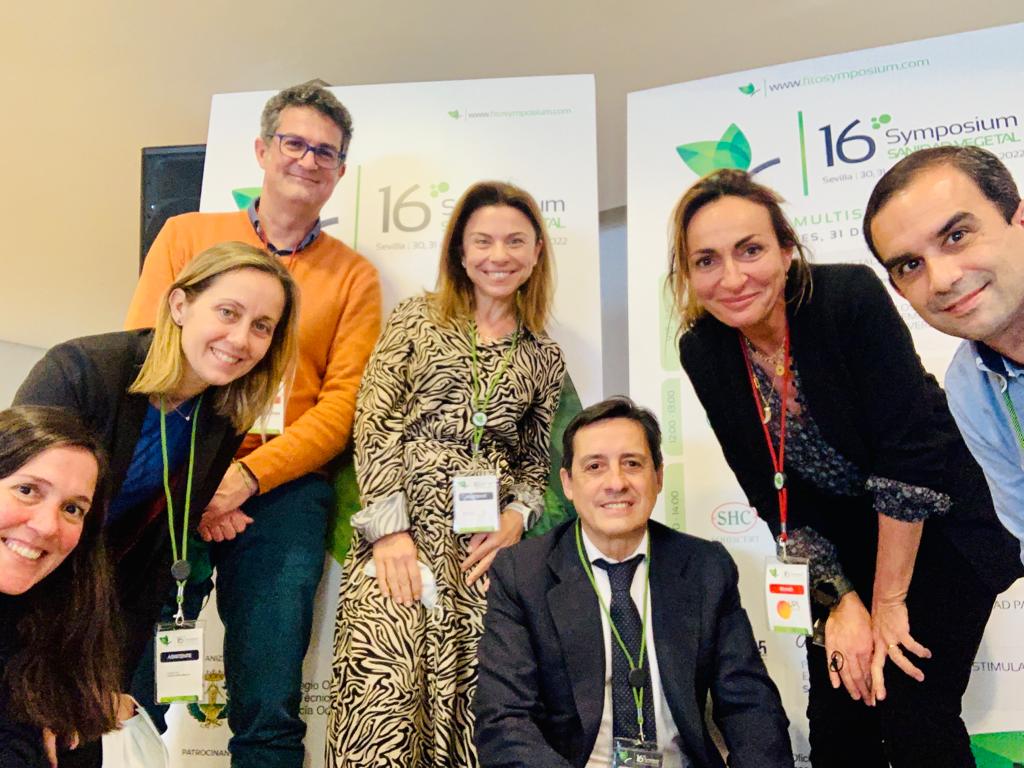aepla_asoc's tweet photo. 📌 Hoy ha comenzado en #Sevilla el #16SymposiumSV 🌱 y, en este marco, se ha reunido el Grupo de #Comunicación de #AEPLA, con representantes de algunos de nuestros asociados 👩‍🌾

Porque, juntos, seguiremos construyendo el futuro de nuestra #agricultura 💪

#SinTiNoSoyNada https://t.co/Q10fuf4rBs