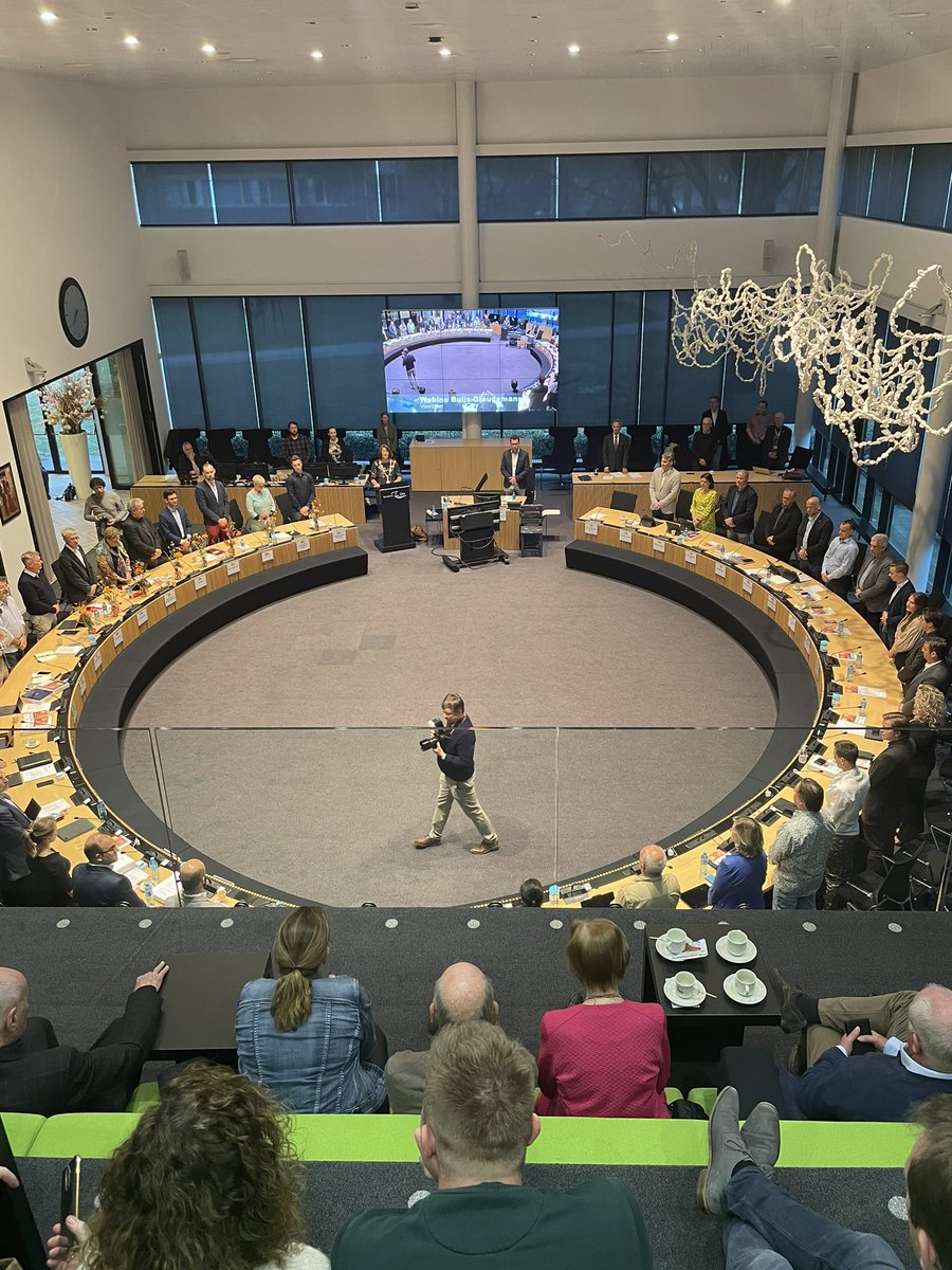 Onze lijsttrekker Herman van Kessel zojuist beëdigd als raadslid. 🌹