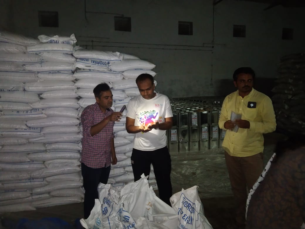 dso_dwarka's tweet photo. આજ રોજ MDM નો જથ્થો પુરવઠા નિગમના ખંભાળિયા ગોડાઉન ખાતે આવતા, માન. કમિશ્નરશ્રી, MDM, ગાંધીનગરની સૂચના અનુસાર  જથ્થાની ગુણવત્તાની પ્રાથમિક દૃષ્ટિએ તપાસ કરી. @COLLECTORDWK @info_dbd @InfoGujarat @CMOGuj https://t.co/xSM4e5daHV