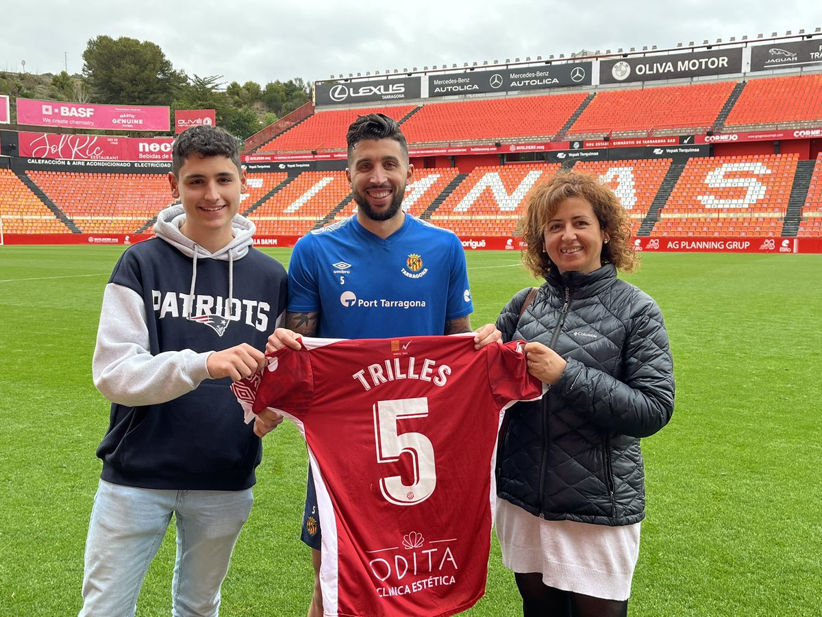 NASTICTARRAGONA's tweet photo. 💯 La guanyadora del sorteig de la samarreta de @marc_trilles ja té el seu premi‼️
✍🏻 Rosa Maria Guinovart i el seu fill Ramón l’han rebut de mans del jugador grana amb dedicatòria especial
➕ sortejos en els propers dies 😉
#TocaSorteig https://t.co/qGbGC2o0yd