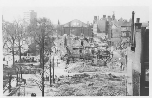 boudewijnsteur's tweet photo. Op deze dag in 1943 werd Rotterdam gebombardeerd door Amerikaanse bommenwerpers, het vergeten bombardement. Het was het hevigste bombardement sinds 14 mei 1940. Veel bommen troffen woonwijken, waarbij 326 mensen om het leven kwamen en ongeveer 13.000 mensen dakloos raakten https://t.co/PYyEzmh8Yz