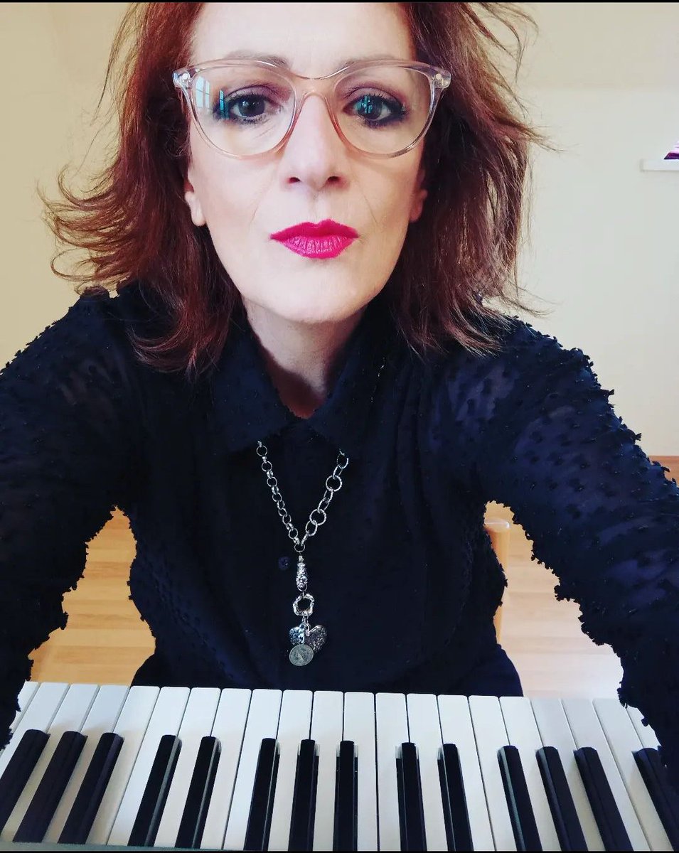 LuciaFoddeMusic's tweet photo. Having fun with my students at school! 🥰 
#teachingsinging #vocalteacher #singingclasses #musikschule #berlin https://t.co/Y2nXkS4DLn