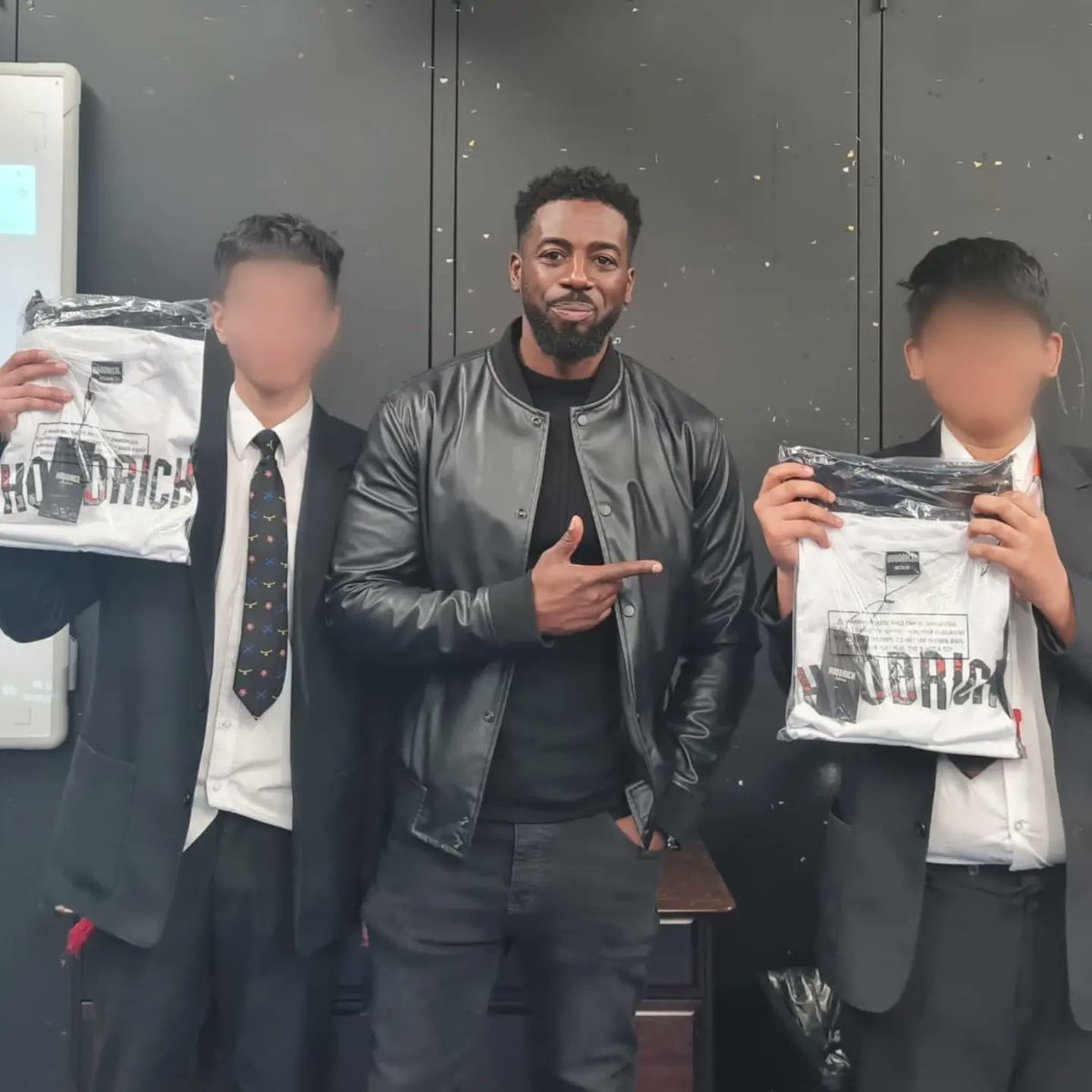 2 hard working Y10 students got a special @hoodrichuk gift donated by Les Rowe from ACED Project CIC 👏🏿👏🏿👏🏿 to reward them for effort. The beautiful thing was that they had full support from the group. @theheathlandsch #school #Students #year10 #YoungPeople #workshops