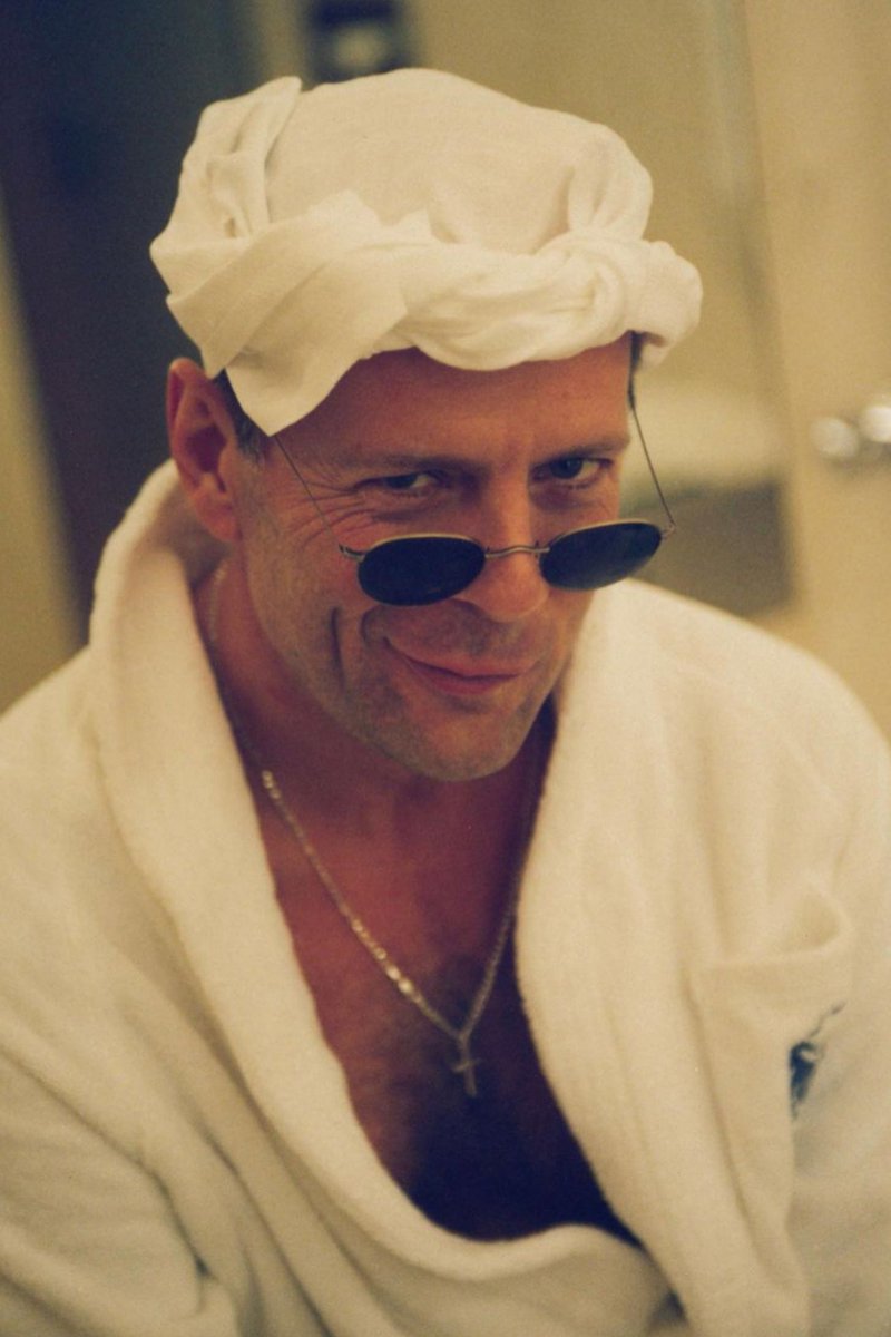CuartaParedCine's tweet photo. Rumer Willis anuncia con esta fotografía la noticia de que su padre, el actor Bruce Willis, se retira de la actuación a los 67 años debido ha que ha sido sido diagnosticado de afasia, un transtorno cerebral que dificulta la capacidad de hablar.

Yippee Ki Yay, leyenda. https://t.co/BYm3YPZwqh