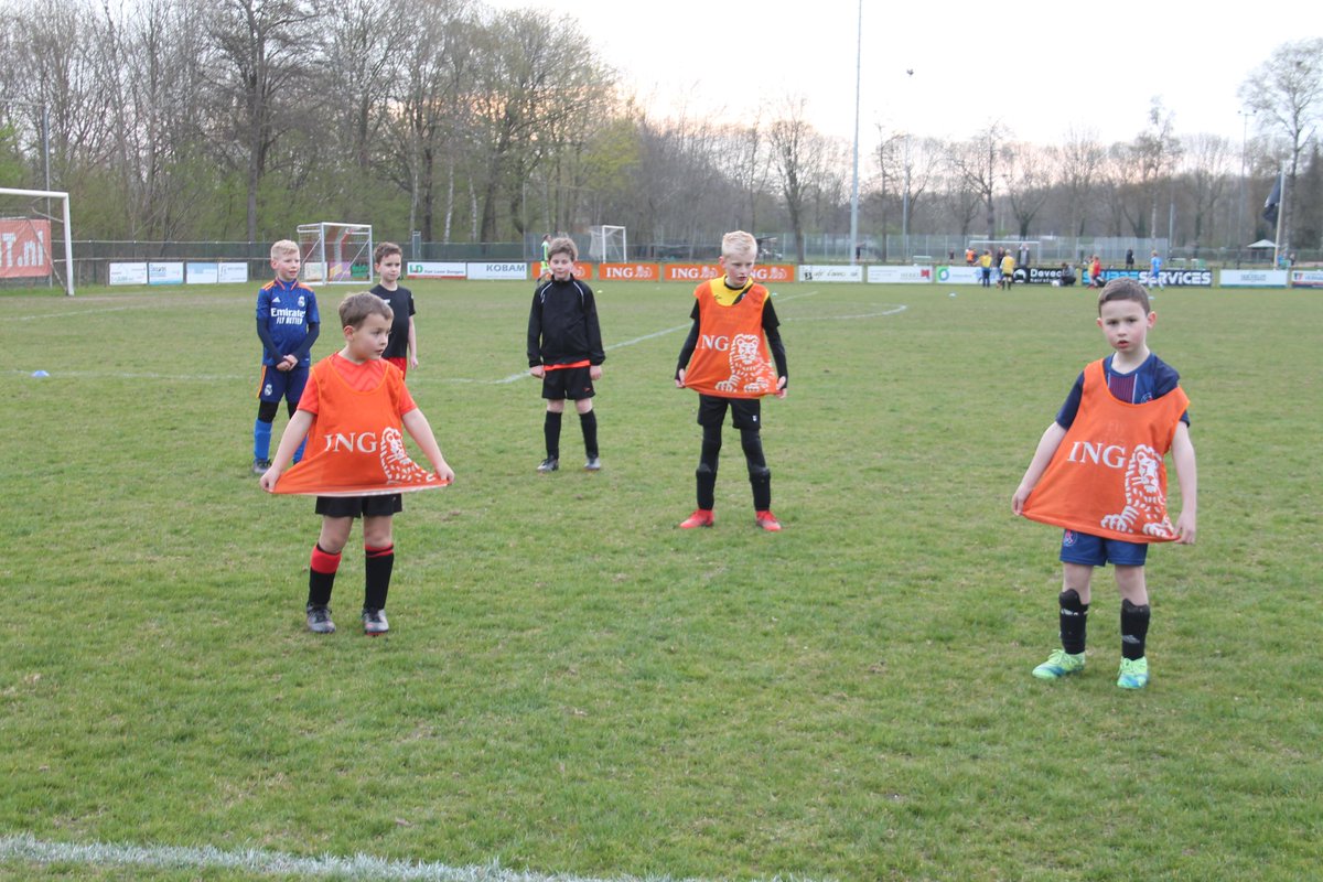 Onze sponsor ING verlengt de samenwerking met de KNVB.
De ING viert dit, door aan een aantal amateurclubs pakketten gloednieuwe trainingshesjes uit te delen.
Nou, bij onze 300 jeugdleden kunnen we wel wat nieuwe hesjes gebruiken. Goeie actie <a href="/ingnl/">ING Nederland</a>  <a href="/KNVB/">KNVB</a>  #hestag