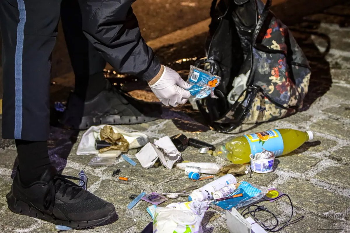 seroxbury's tweet photo. HEROIN NEEDLES LITTER CASS BOULEVARD AFTER WOMAN RUNS IN TO ONCOMING TRAFFIC
#harmcreation
https://t.co/M5OORjlYQc https://t.co/0pIphZKJDm