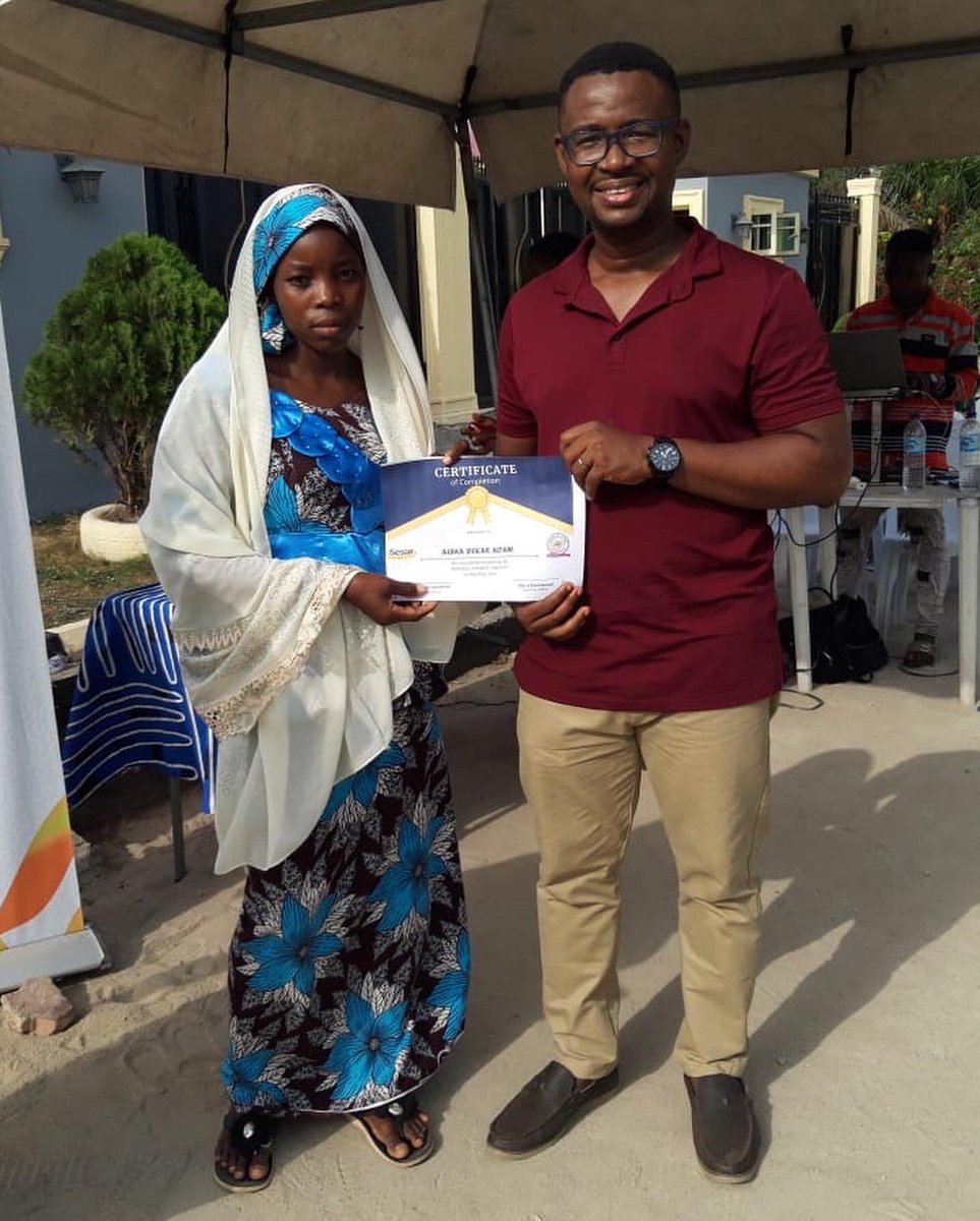 sesorafrica's tweet photo. Presentation of certificates to the women at the Mother’s Day celebration we had on Sunday 27 March.
All our women were awarded certificates for attending the training👏🏽💃🏼
#sesor #groomingcenter #empoweredwomen https://t.co/SV3JqjfXXR