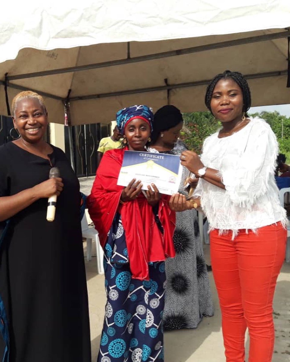 sesorafrica's tweet photo. Presentation of certificates to the women at the Mother’s Day celebration we had on Sunday 27 March.
All our women were awarded certificates for attending the training👏🏽💃🏼
#sesor #groomingcenter #empoweredwomen https://t.co/SV3JqjfXXR