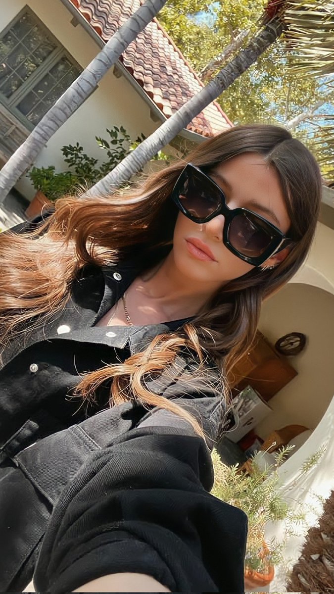 HQCALDER's tweet photo. HQ eleanor | March 30, 2022. ♥︎ 

NY / LA https://t.co/dYxXB6LMzN