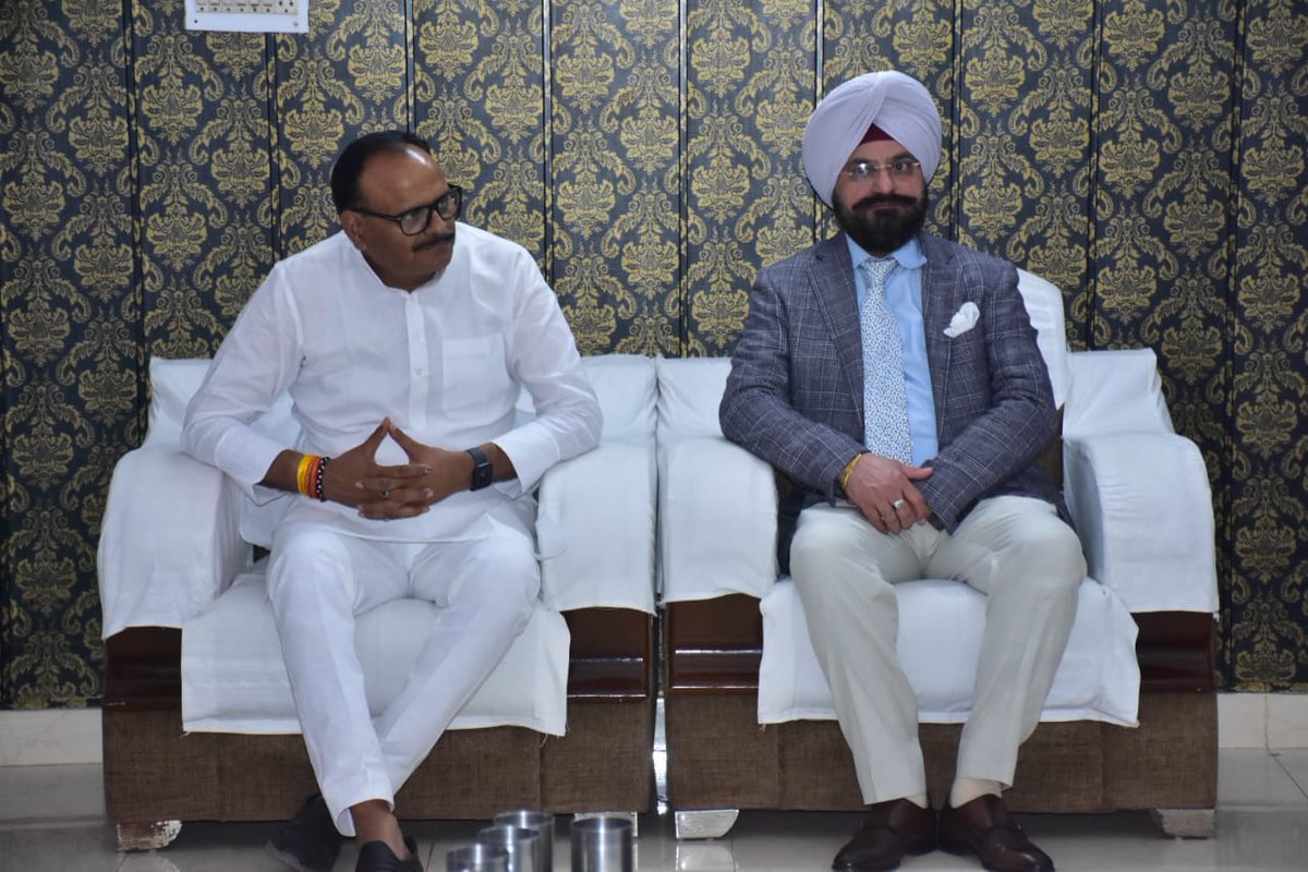 brajeshpathakup's tweet photo. आज आवास इंडो कैनेडियन चेम्बर्स  ऑफ कॉमर्स के डेलिगेशन से मुलाकात कर उत्तर प्रदेश एवं कनाडा के बीच आर्थिक एवं  व्यापारिक संबंध  को सुदृढ़ करने संबंधी विभिन्न महत्वपूर्ण विषयों पर सार्थक चर्चा करते हुए।
@BJP4UP https://t.co/M11U6vRSJG