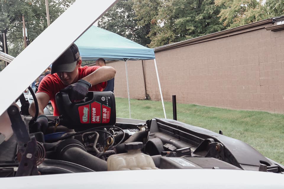 OReillyCareers's tweet photo. Our team at store 3979 in Warren, OH, has partnered with a local church to offer free oil changes to single mothers and widows twice a year.
Join our team so you can be a part of community outreach like this! https://t.co/7wS04MFfLB
#TeamOReilly #OReillyStrong #Community https://t.co/ZJ6BVjeVQj