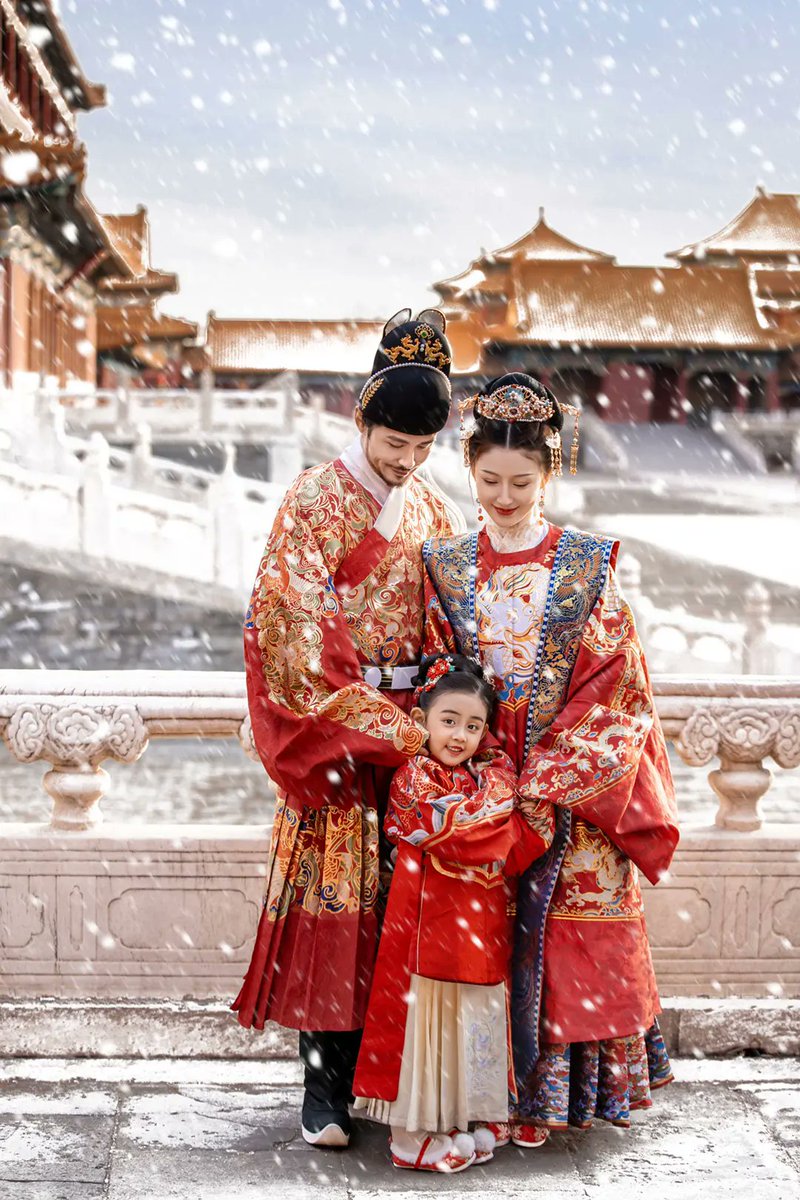 『明代親子照 • 故宮全家福』 Traditional family portrait of Ming Dynasty-style • Forbidden City, Beijing