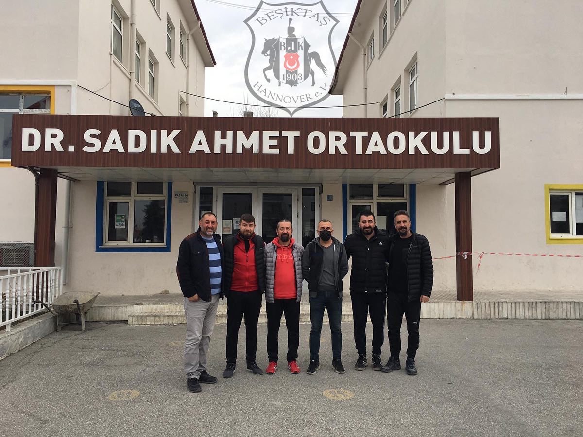 Üyelerimizin ve yakınlarının bağışlarıyla bu kez Çorum‘da bulunan Dr. Sadık Ahmet Ortaokulunda eğitim gören 34 kardeşimize kışlık giyisi ve kırtasiye yardımında bulunduk. Emeği geçen herkese teşekkür ederiz.

Gaziantep ✅
Çorum ✅ 
Aydın ⏳