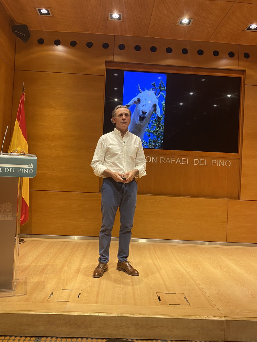 adiezplus's tweet photo. @jacoboparages nos comparte a Alumni #MásterLiderazgo @Liderazgo_UPM su experiencia al cruzar el Estrecho de Gibraltar. Al llegar a un acantilado lo que le esperaba era una cabra y no la llegada espectacular que visualizó con anterioridad. Humildad ante el fracaso @frdelpino https://t.co/x15sGrVat6