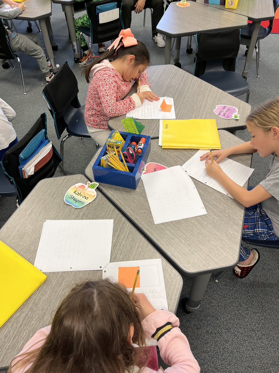 Hahne_Elyse's tweet image. Rocking writers in @GESFowler class. Their series stories are AMAZING!!! Way to go, @GESHelms. #gesshineon #gcisdhumanities