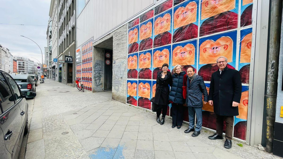 Museo_MAXXI's tweet photo. La #CollezioneMAXXI viaggia in Germania con la mostra #OperaOpera, al #PalaisPopulaire dal 27 aprile. Oggi presso l’Ambasciata d’Italia a Berlino @ItalyinGermany la serata di presentazione con la partecipazione di artisti, galleristi e rappresentanti del mondo culturale. 🇮🇹🇩🇪 https://t.co/QVhwuk1Xl8