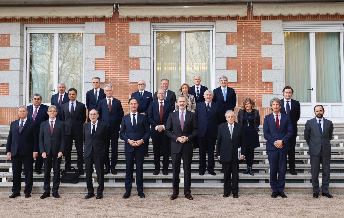 CasaReal's tweet photo. El Rey recibe al Patronato de la Fundación Carlos de Amberes en una audiencia con la presencia del primer ministro del Reino de los Países Bajos, Mark Rutte, que hoy ha dictado la XVI Lección Conmemorativa Carlos de Amberes.
➡️https://t.co/2GprzPaCCC https://t.co/8SivgW0FqO