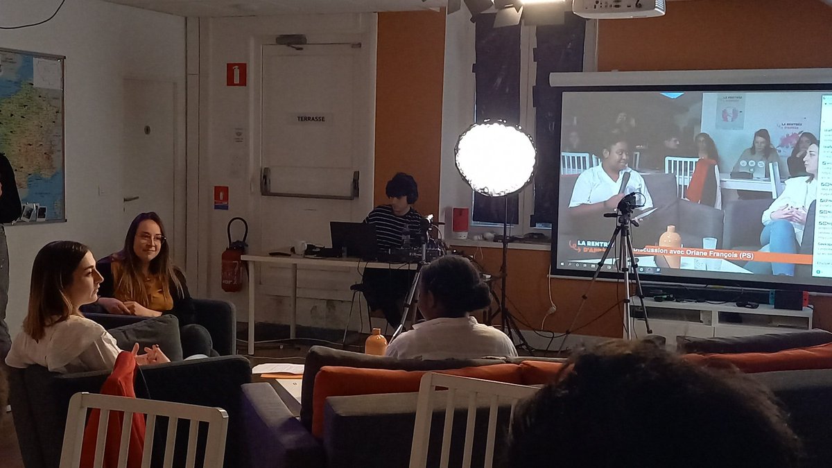En direct de la chaîne twich de <a href="/Purpoz_appli/">Purpoz</a> avec les associations nationales étudiantes, pour le projet Rentrée D'après au côté @animafac , et c'est à Nadjima notre VP @EngageesD d'interroger Orlane François, porte parole du PS sur les questions de Solidarité Internationale