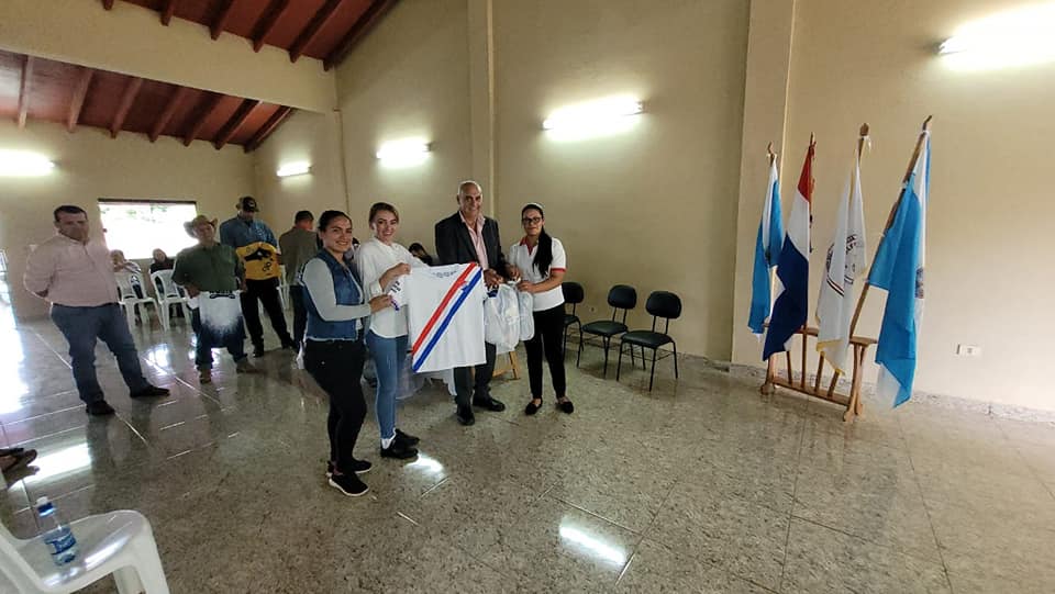 VVillanuevapy's tweet image. ⚽️💪😀Como parte de la integración entre los ciudadanos, la competencia sana y fomentando el deporte en San Alfredo, realicé la donación de atuendos deportivos a diferentes equipos de la zona.

#ProgresandoJuntos