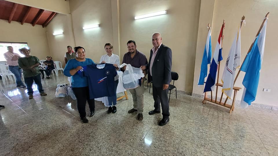 VVillanuevapy's tweet image. ⚽️💪😀Como parte de la integración entre los ciudadanos, la competencia sana y fomentando el deporte en San Alfredo, realicé la donación de atuendos deportivos a diferentes equipos de la zona.

#ProgresandoJuntos