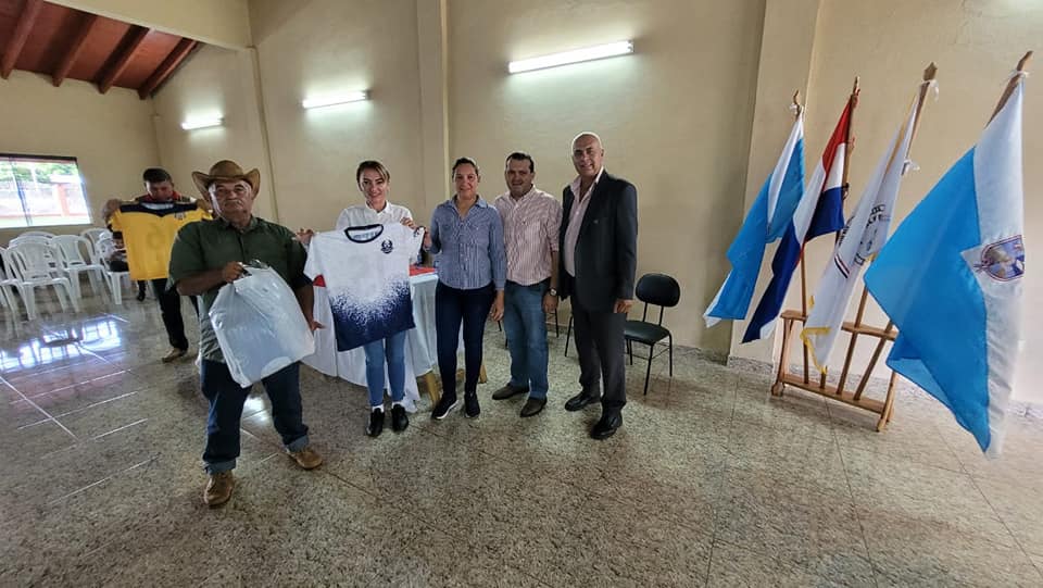 VVillanuevapy's tweet image. ⚽️💪😀Como parte de la integración entre los ciudadanos, la competencia sana y fomentando el deporte en San Alfredo, realicé la donación de atuendos deportivos a diferentes equipos de la zona.

#ProgresandoJuntos