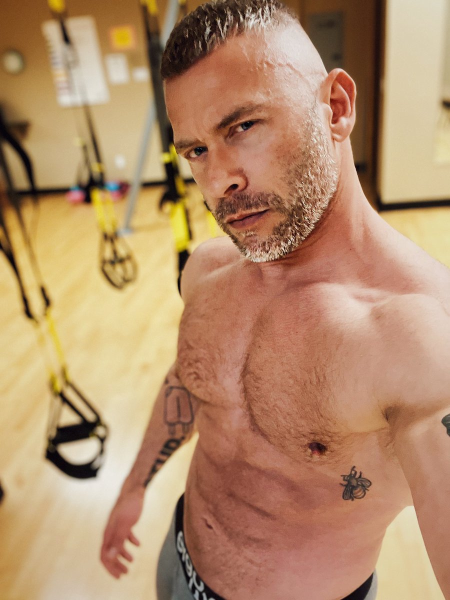 fakedanshusband's tweet photo. #FitCheck β’ Worked Back through back pain. Ugh. Also: new haircut. Went pretty severe. π¬ https://t.co/s7lWHesVdB